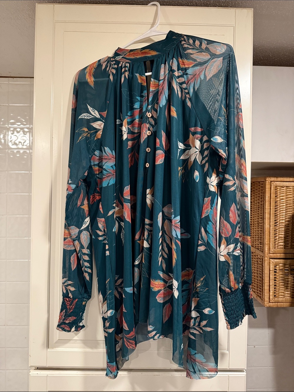 Gimmicks Teal Floral Sheer Button-Front Blouse size medium 7:30
